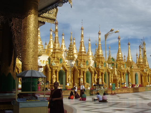 Шведагон пагода в Бирма