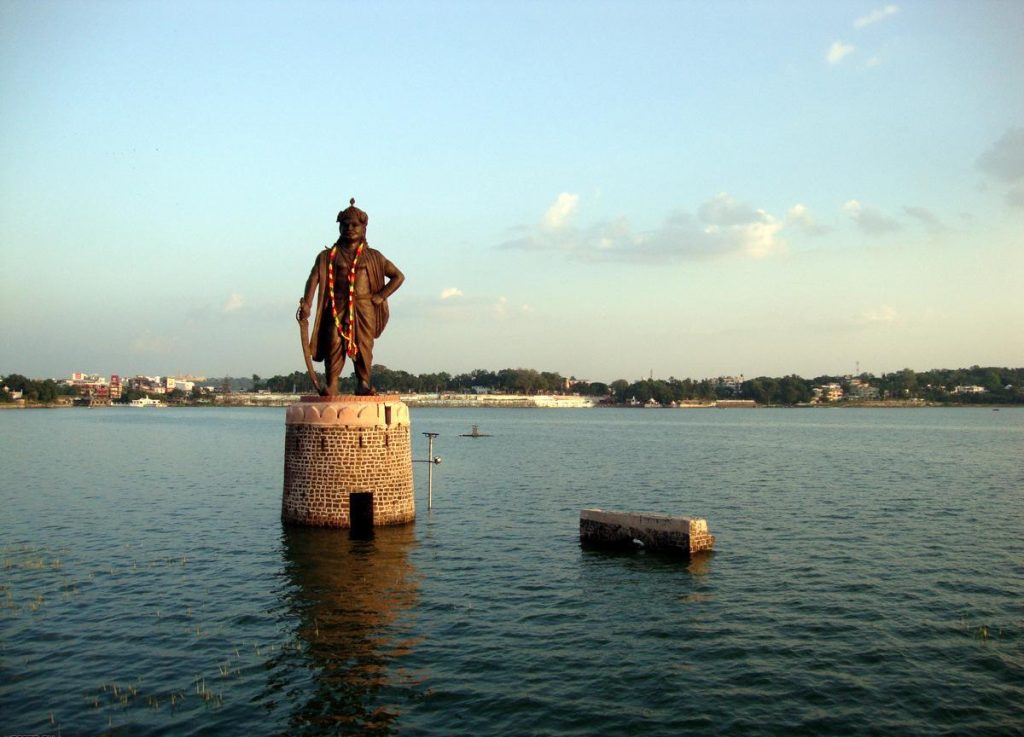 Паметникът на Пармар насред езерото