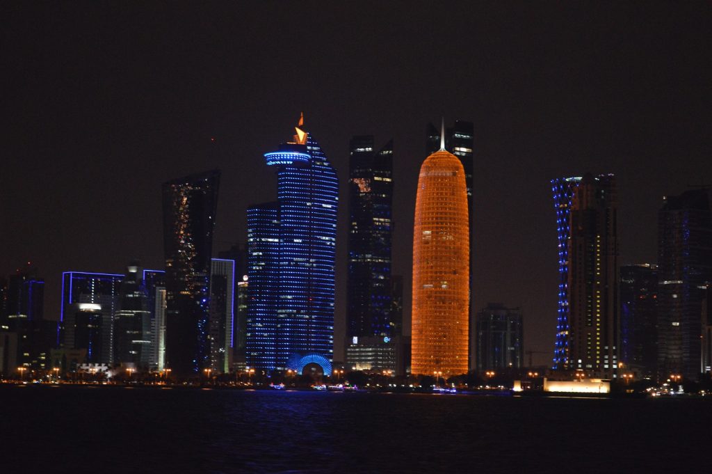 Местните и разумните туристи се разхождат из жежка Доха нощем