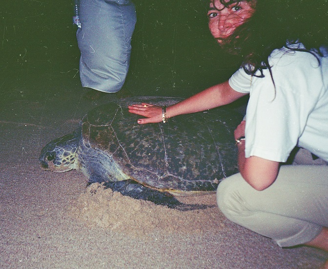 Маги Гигова в близост с гигантска костенурка в Оман