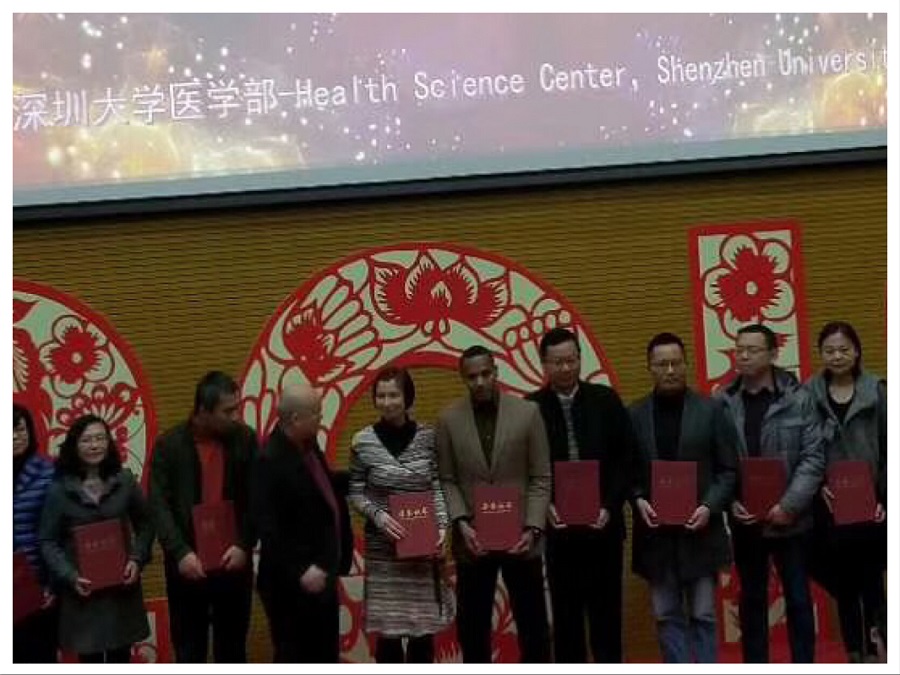 Яна заедно с колеги от медицинския факултет на Университета Шенжен получава награда за отличие в преподаването.