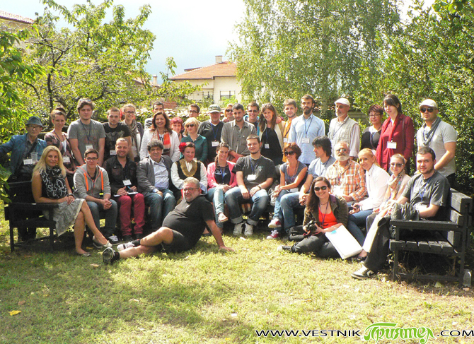 Участници в предишно издание на фестивала "Река на толерантността"  в двора на Сарафската къща в Самоков.
Снимка вестник Приятел
