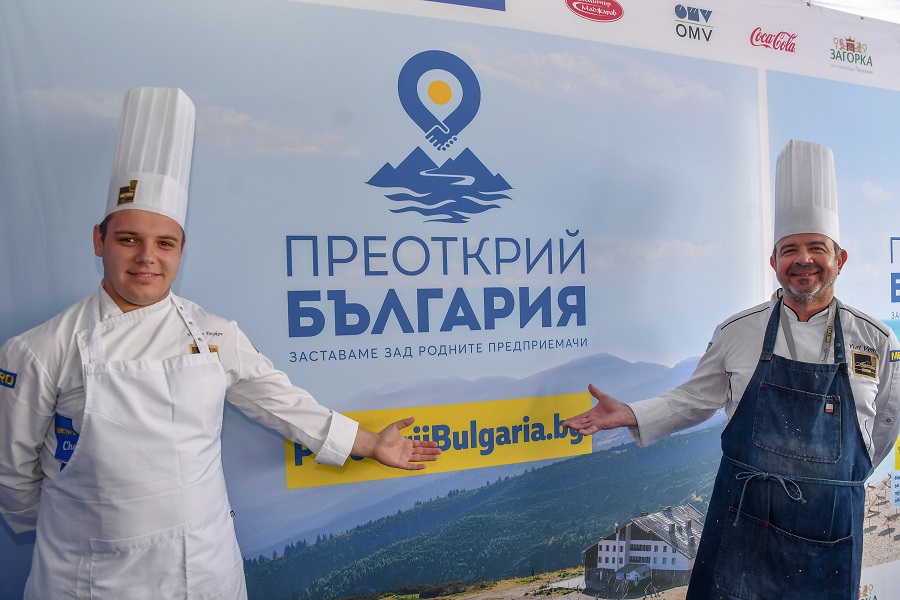 Шеф Юри Велев и Веселин Дойков, кулинарна МЕТРО Академия, презентираха специалното меню от български ястия на „Преоткрий България“, подготвено от автентични български продукти.