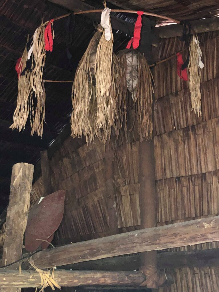 Украшение за дома на шамана с висящи препарирани глави.