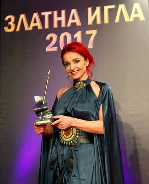 Мерлин Арно с наградата от Академията за мода „Златна игла”.