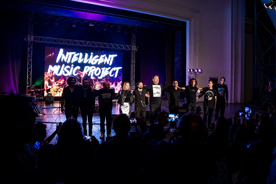 Българската супергрупа Intelligent Music Project и Every time се изкачиха на 1-во място в рок класацията на гръцкото Rock Radio 104,7