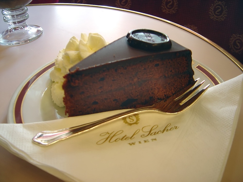 Оригиналната торта Сахер в едноименния хотел във Виена! © Hotel Sacher  