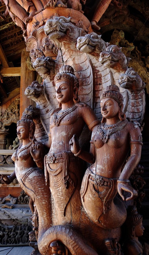 Храмът, събрал религиите на Тайланд, Камбоджа, Индия и Китай, е най-високата дървена сграда в света
