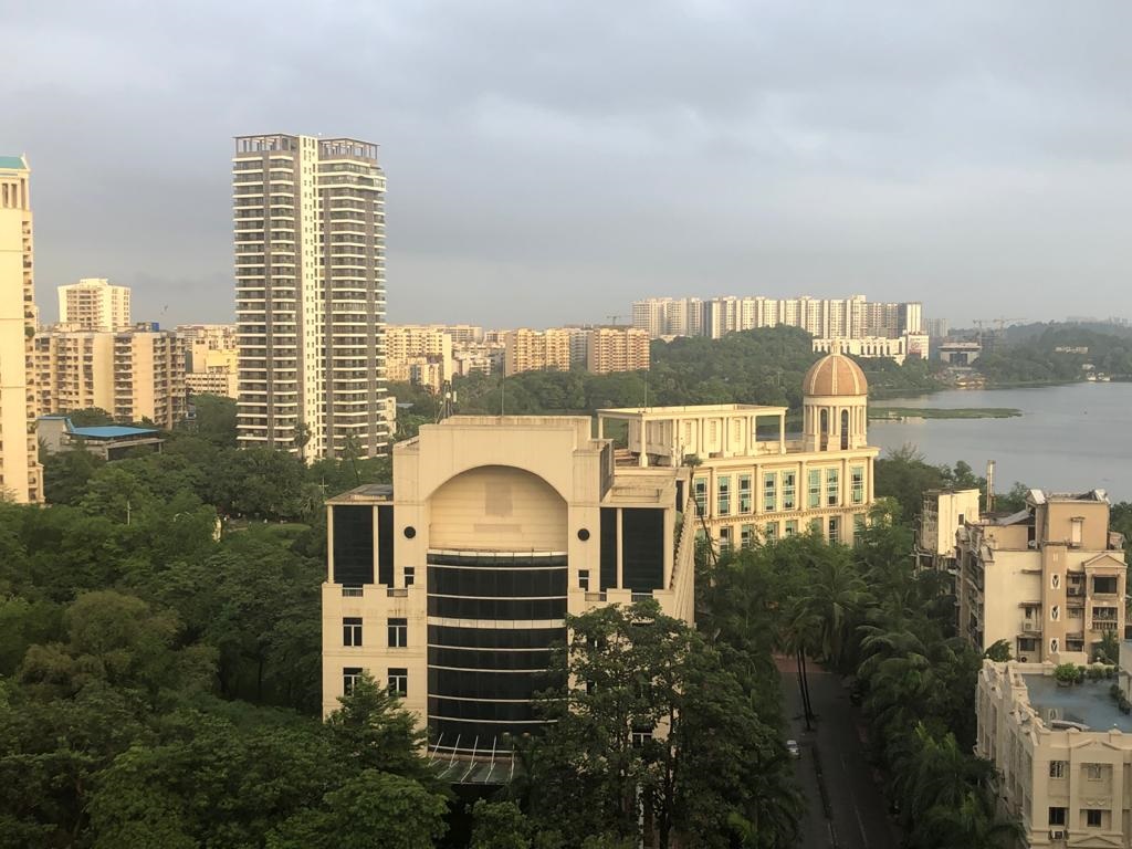 Квартал Хиранандани в Мумбай - снимката е правена от апартамента, в който Татеос е живял. 
