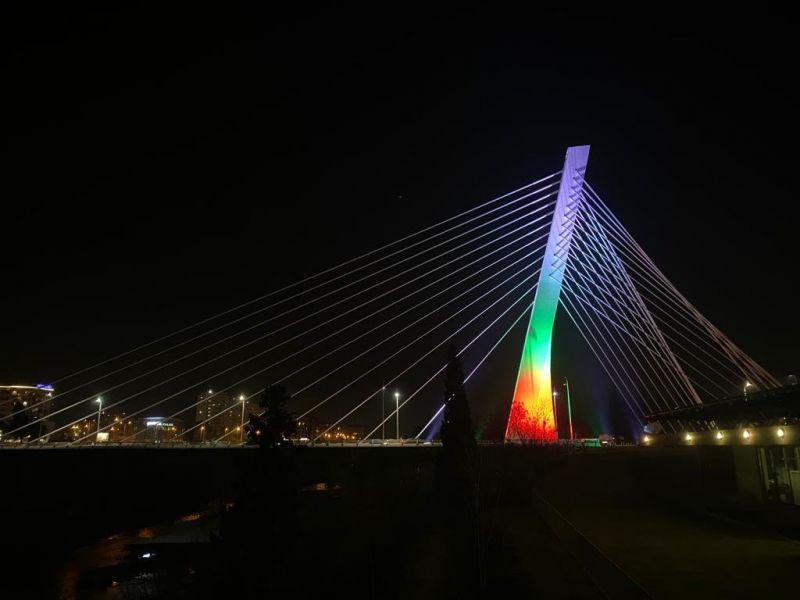Емблематичният мост Милениум в Подгорица също грейна в бяло, зелено и червено