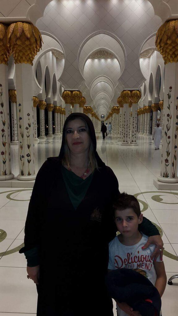 Кристина Димитрова Уилмот със сина си Джейдън в Бялата джамия в Абу Даби