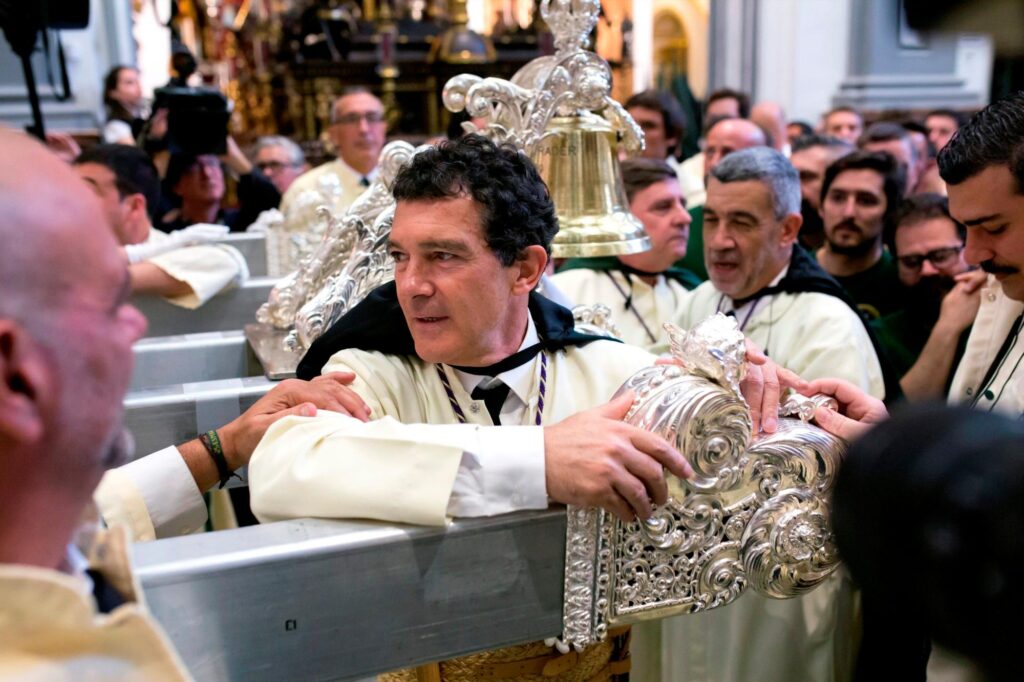 Антонио Бандерас носи кръста на Великден в Малага