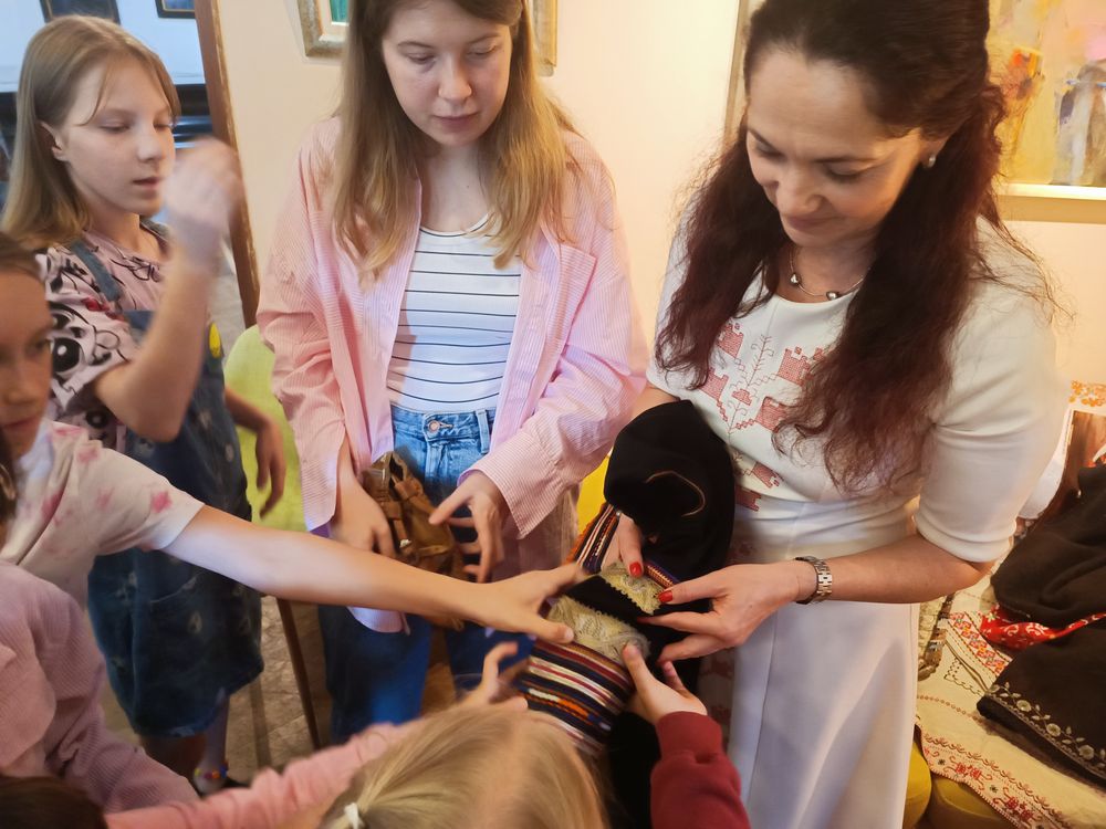 Фондация „Ценности“ и НДФ „13 века България“ разтвориха бабината ракла пред български и украински деца
