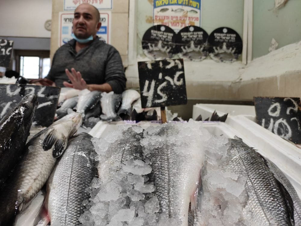 Екскурзовод в Хайфа готви направо на сергиите в пазара "Талпиот"