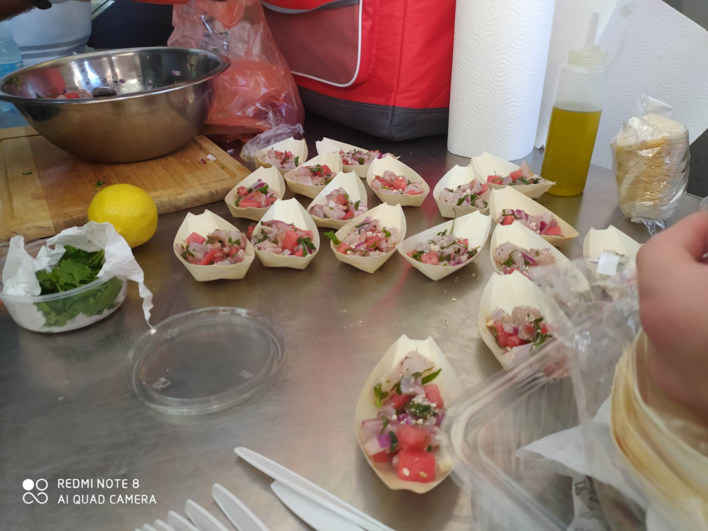 Екскурзовод в Хайфа готви направо на сергиите в пазара "Талпиот"