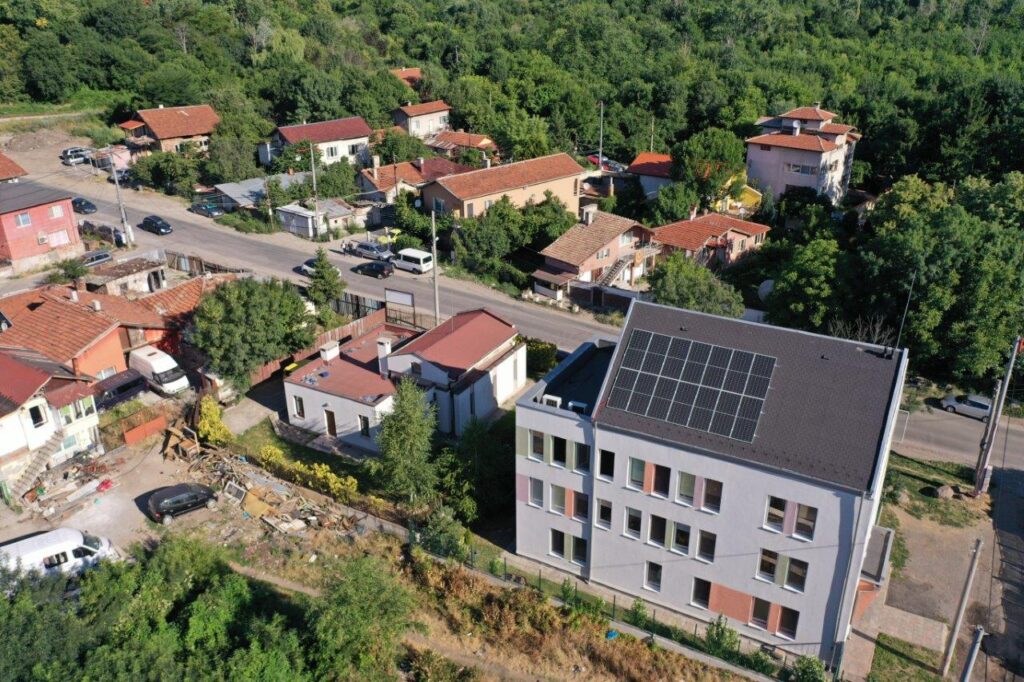 Социален център ще пести от сметки, като произвежда чиста енергия от слънцето, благодарение на „Грийнпийс“ – България