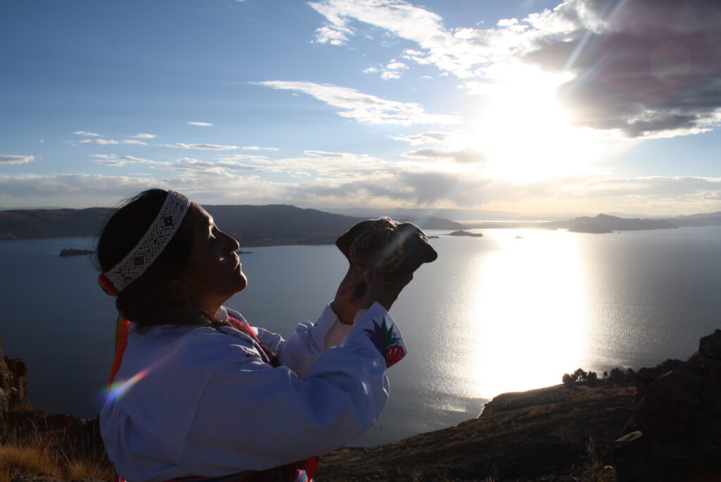 Силвия Калисая Чукуймия от езерото Титикака тълкува бъдещето по листа от кока