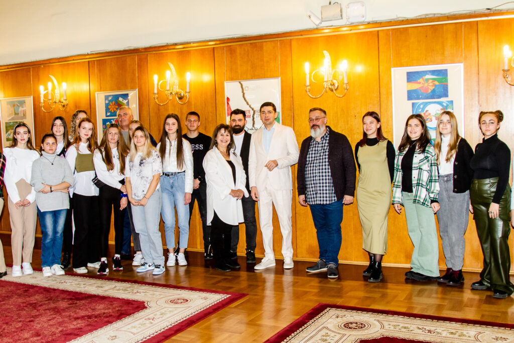 Младежи от България и РС Македония зоват към единство с изложба в Народното събрание