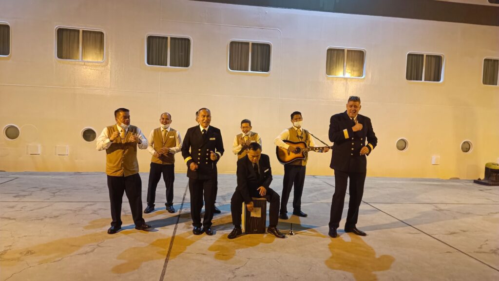 Импровизираният оркестър от екипажа на Celestyal cruises посреща пасажерите с песни
