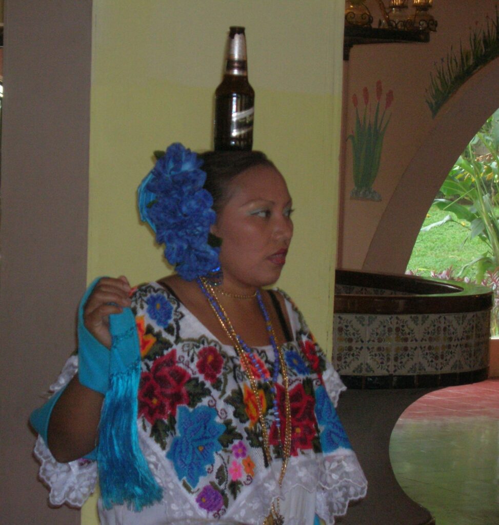 На влизане в Мексико носете доказателства за предплатен престой. Жени мая танцуват с бутилки на главата за туристите.