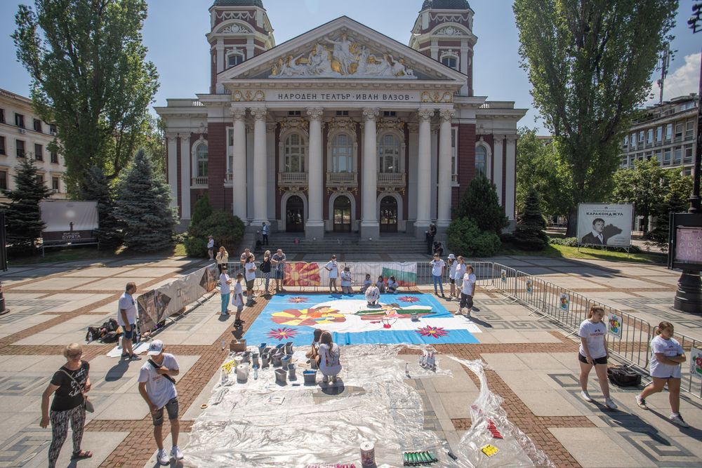 Младежи от Северна Македония и България нарисуваха заедно огромна картина пред Народния театър