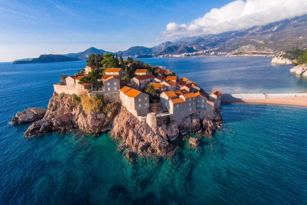 Адриатическото крайбрежие на Черна гора се гордее с история и пясъчни плажове