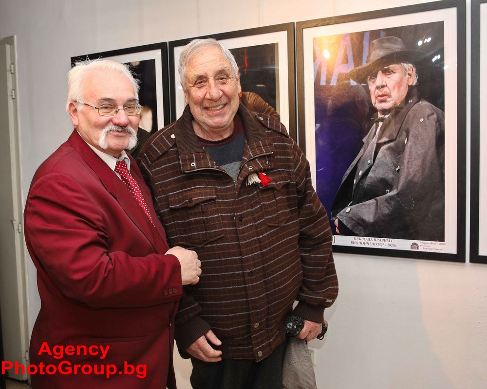Марин Янев пред портрета си