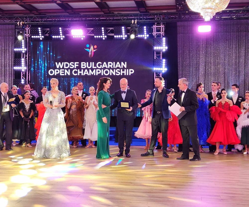 550 двойки от 36 страни на възраст между 4 и 50 години танцуваха стандартни и латиноамерикански танци повече от 30 часа в София