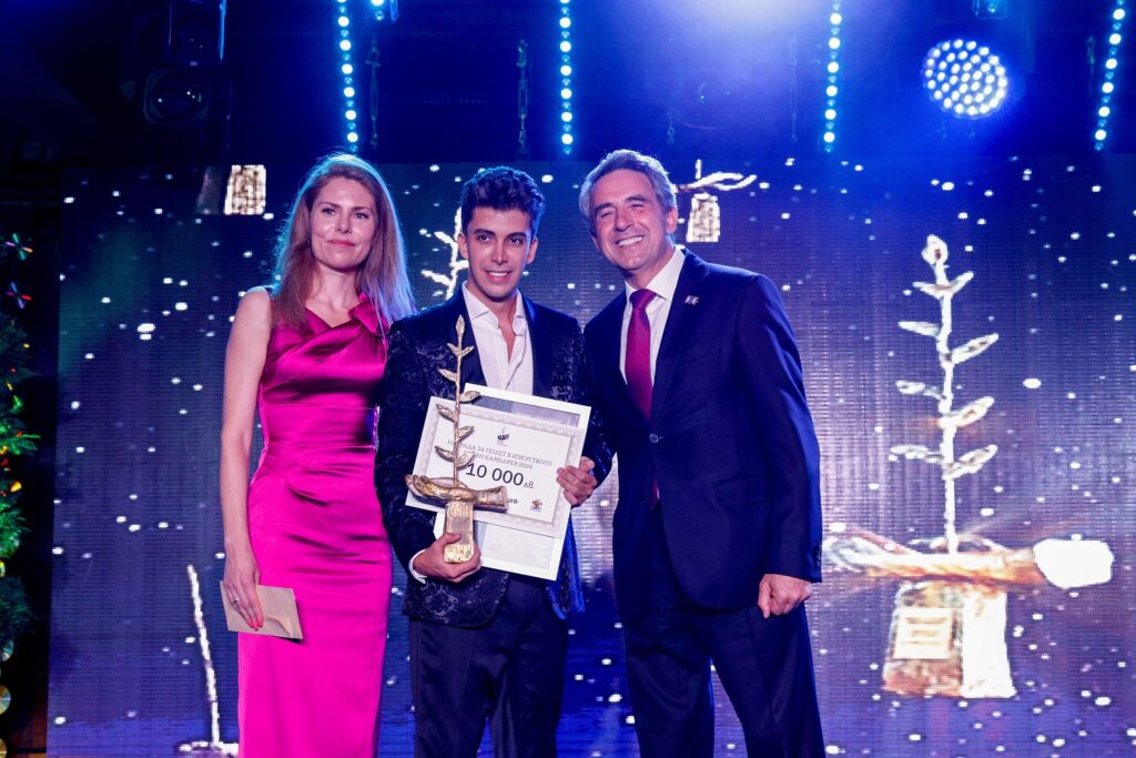 Президентът Росен Плевнелиев връчи на магичния Старбой Айвън Наградата за Полет в Изкуството „Стоян Камбарев” 2024