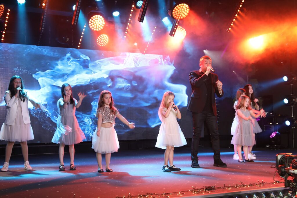 Голямата звезда на българския поп Любо Киров се завърна на бляскавата сцена след седем години, като изпълни два от големите си хитове